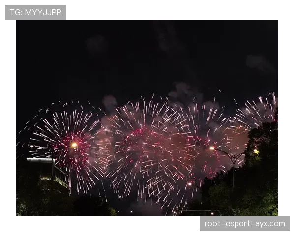 城市夜间跨年路跑活动 人群在烟花中冲过终点，城市夜晚马路